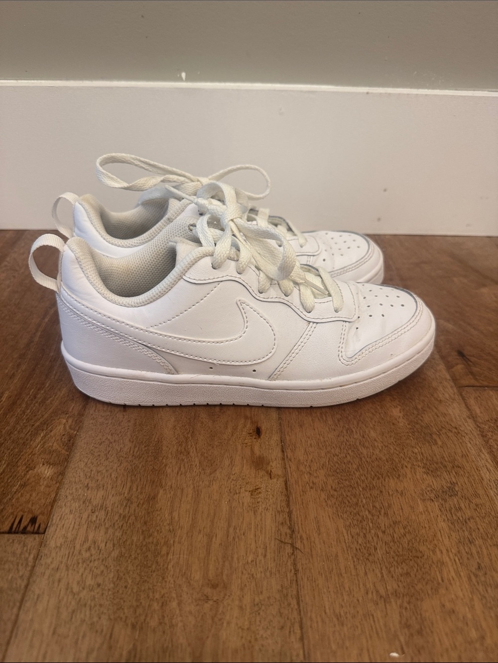 Nike Kids White Low-Top Sneakers with Classic Swoosh size 4.5 big kid